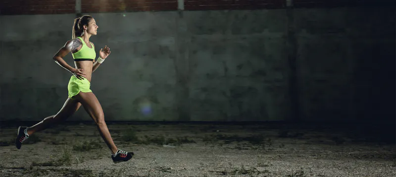 athlete running with shoulder overlay visualized